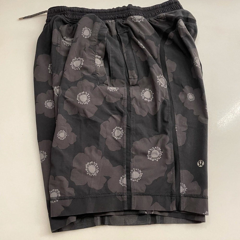 Lululemon shorts size small grey flower pattern